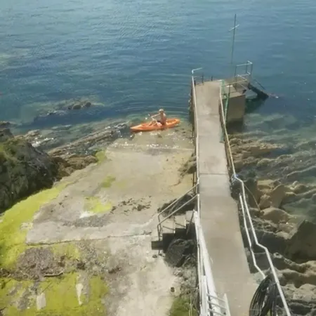 Cliff Getaway - Sea Access With Private Pier 펜션