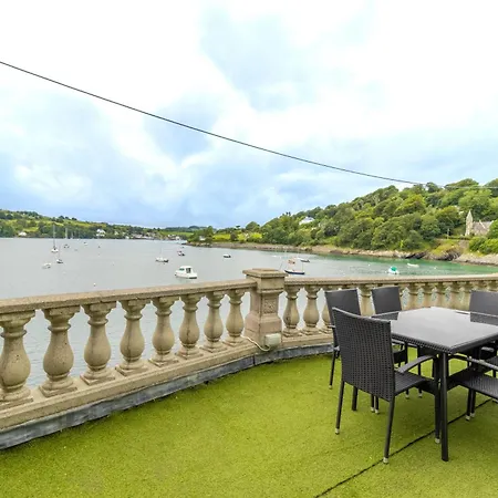Cliff Getaway - Sea Access With Private Pier 펜션 *
